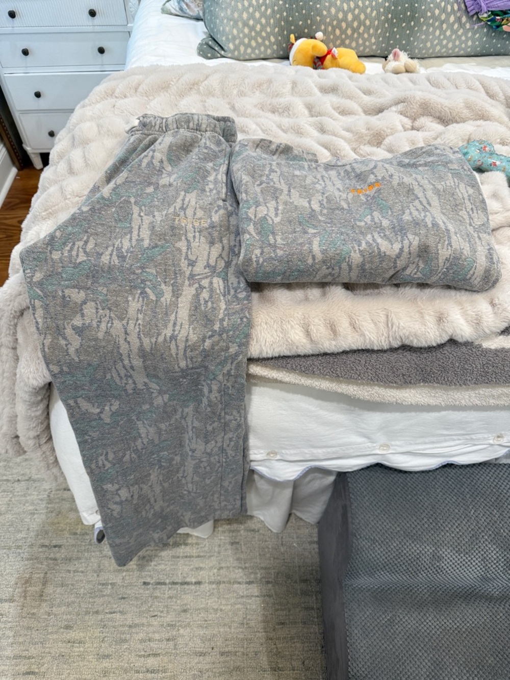 Gray Patterned Pullover Sweatshirt & sweatpants top medium and bottoms small